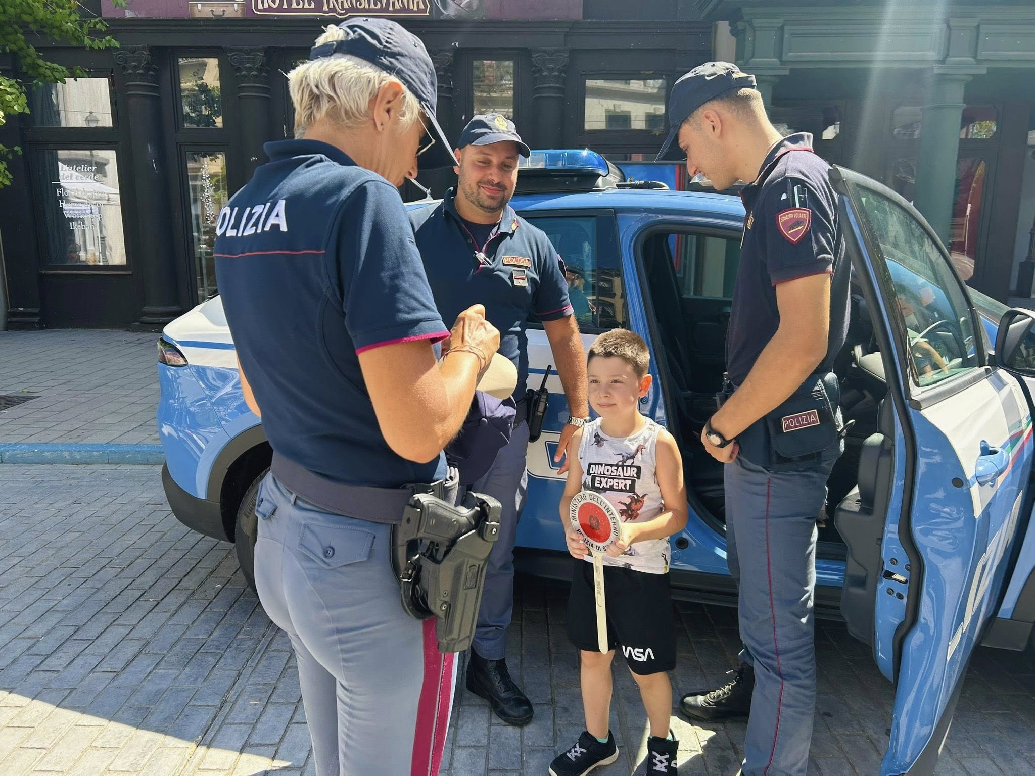 Roma – Bambino si perde tra la folla a Cinecittà World, ritrovato e “premiato” dalla polizia