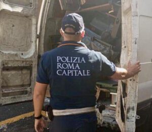 Roma – Trasportava illegalmente rifiuti disseminandoli sul territorio, 46enne individuato e denunciato