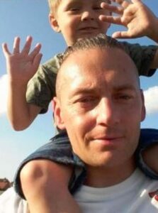 Muore durante il funerale del figlio: il malore all’ingresso della bara