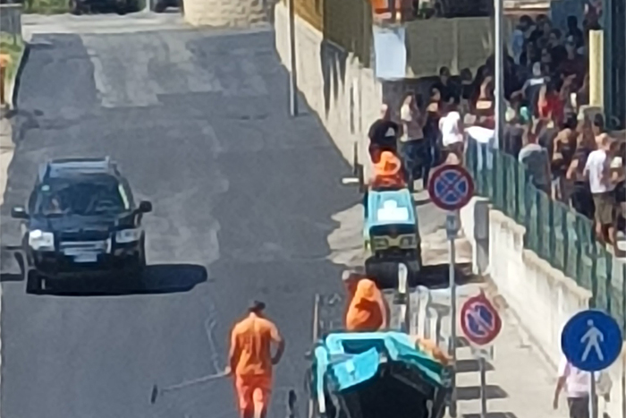 Santa Marinella – Via Calabria, l’asfaltatura parte durante il primo giorno di scuola: piccoli studenti in mezzo a ruspe e catrame
