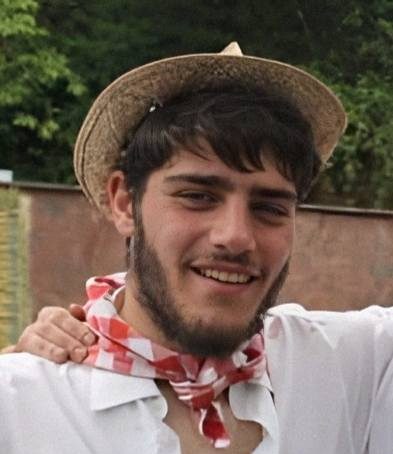 Marta “sale al Monte” con le fiaccole ed il cappello di paglia per celebrare il trigesimo della morte di Luca Aluisi