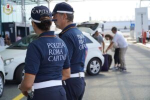 Roma – Stazione Termini: arrestato tassista abusivo, ha reagito ai controlli brandendo un martello contro gli agenti della municipale