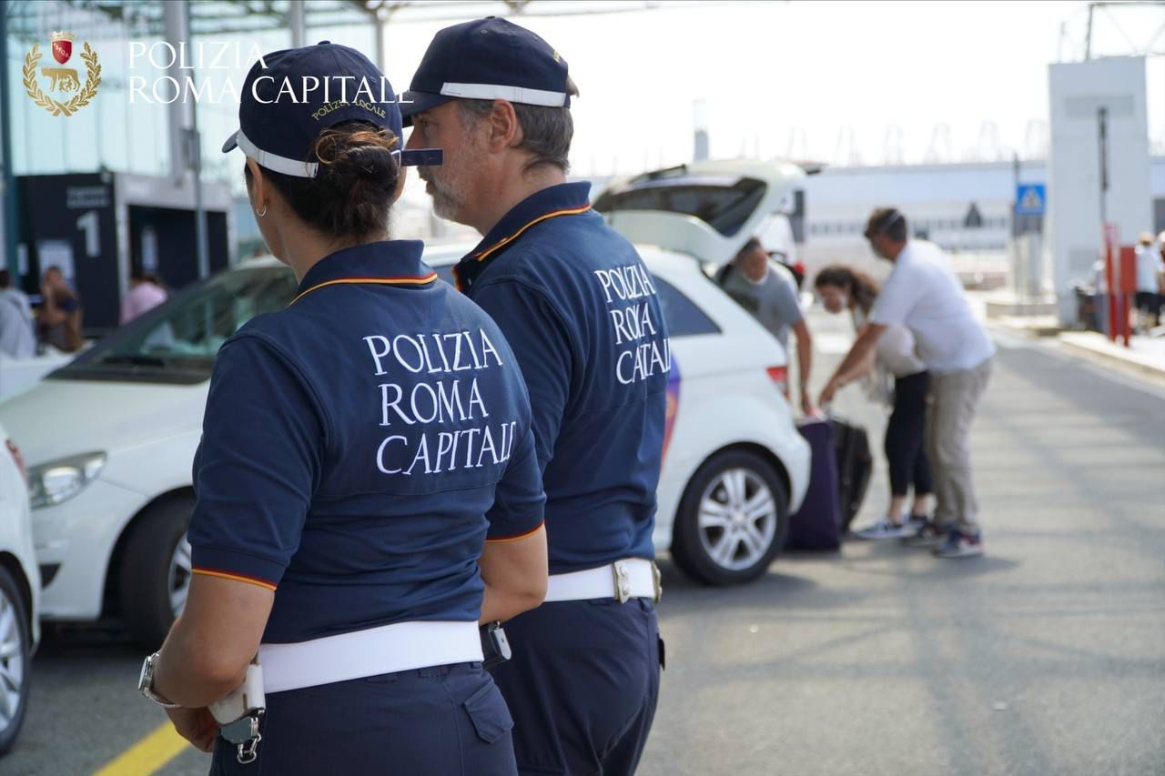Roma – Stazione Termini: arrestato tassista abusivo, ha reagito ai controlli brandendo un martello contro gli agenti della municipale
