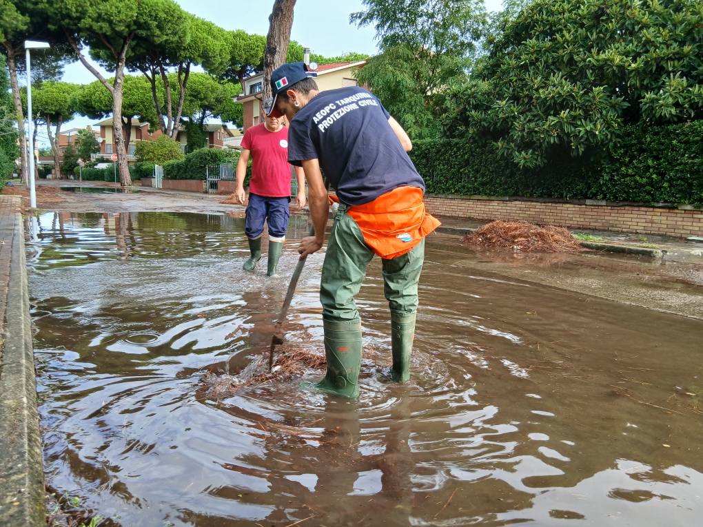 Maltempo – Ancora disagi a Tarquinia: strade allagate al lido e solita piscina al sottopassaggio alle Grottelle (FOTO)