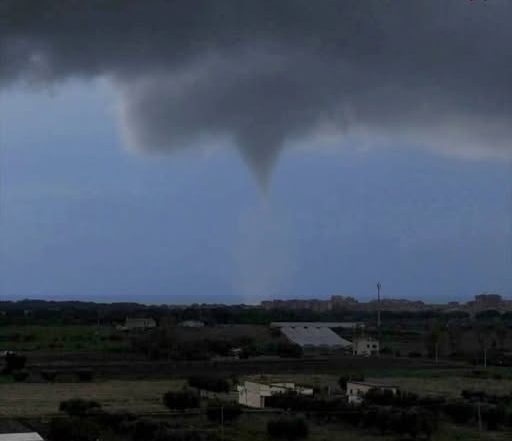 Il maltempo sferza il litorale: sei trombe d’aria tra Ladispoli e Gaeta (VIDEO)