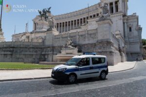 Roma – Altare della Patria: tenta di immergersi nella “fontana dell’Adriatico” per rubare le monete, bloccato
