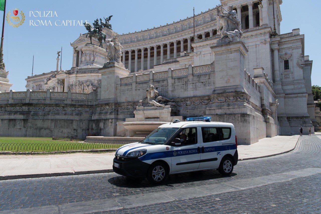 Roma – Altare della Patria: tenta di immergersi nella “fontana dell’Adriatico” per rubare le monete, bloccato