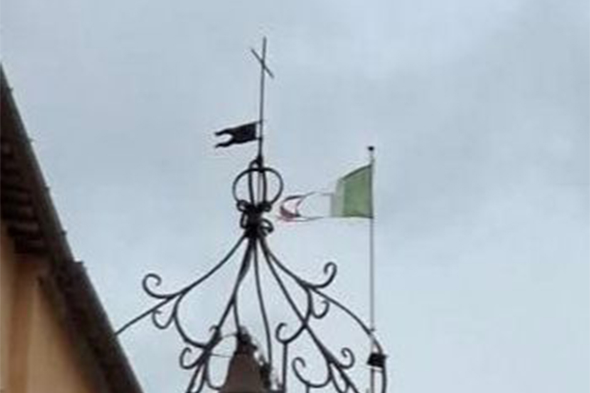 Tarquinia – La bandiera tricolore ridotta a uno straccio: il Comune resta a guardare