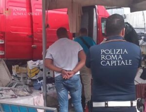 Roma – Abusivismo commerciale, duplice operazione ad Anagnina e Val Melaina: sequestro di oltre 3500 articoli e un arresto