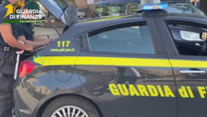 Droga nascosta nelle buste delle patatine, due arresti nel Nisseno