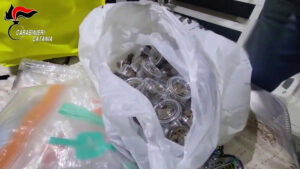 Blitz in una casa dello spaccio a Catania, sequestrati 12 kg di droga