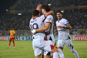 Cagliari corsaro a Lecce, Belotti torna al gol con una doppietta