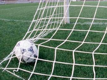 Calcio giovanile – Ennesima rissa incresciosa: scandalo nel Torinese, genitore picchia portiere avversario