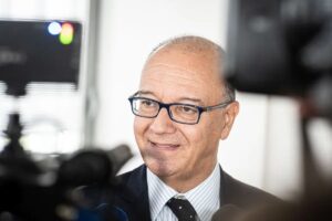 Valditara “Con il divieto del cellulare a scuola tuteliamo la salute dei giovani”