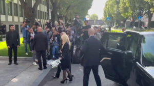 Armani, Donatella Versace porta dei fiori bianchi nella camera ardente