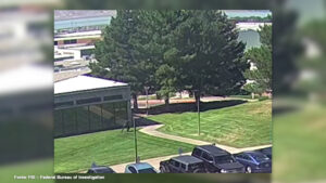 Omicidio Kirk, la fuga del presunto killer in un video dell’FBI