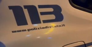 Napoli, marito la ferisce con un coltello ma lei reagisce e lo uccide