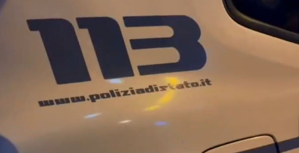 Napoli, marito la ferisce con un coltello ma lei reagisce e lo uccide