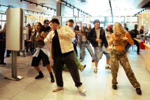 McDonald’s, la “Salvaeuro Wallet Dance” contagia i ristoranti d’Italia