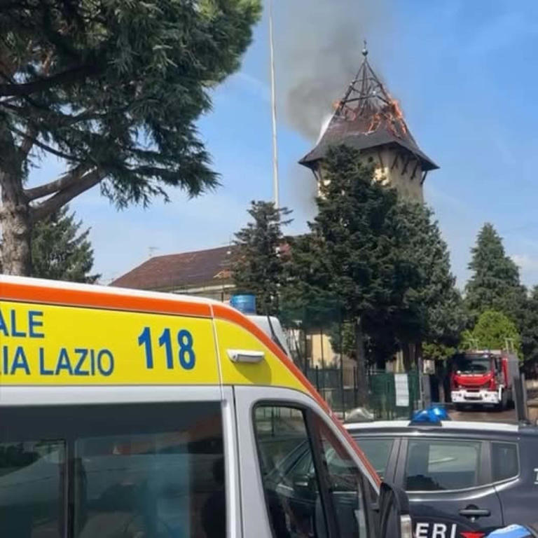 A fuoco il campanile di una chiesa vicino Roma, nessun ferito