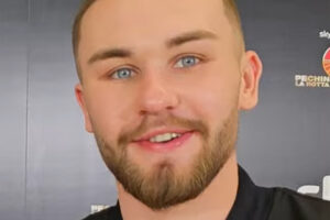 Napoli – L’attore Artem Tkachuk, “Pino” di Mare fuori, finisce in pronto soccorso e danneggia la struttura