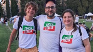 Arcore – Una maglietta con la scritta “Frocia Italia” per il Brianza Pride: “Avrebbe riso anche Berlusconi”