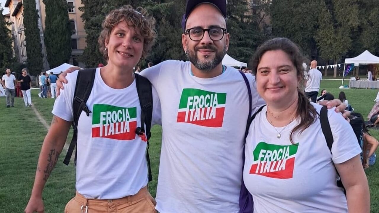 Arcore – Una maglietta con la scritta “Frocia Italia” per il Brianza Pride: “Avrebbe riso anche Berlusconi”