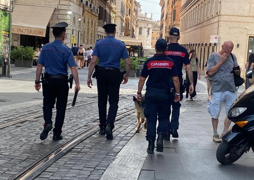 Prova a dar fuoco ai suoi vestiti in centro, nordafricano fermato dai carabinieri