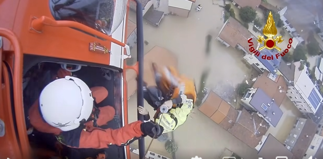 Maltempo, mamma e bambino di 10 mesi recuperati con il verricello sul tetto dell’auto (VIDEO)