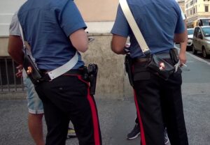 60enne in strada con una pistola, scatta la denuncia dei carabinieri