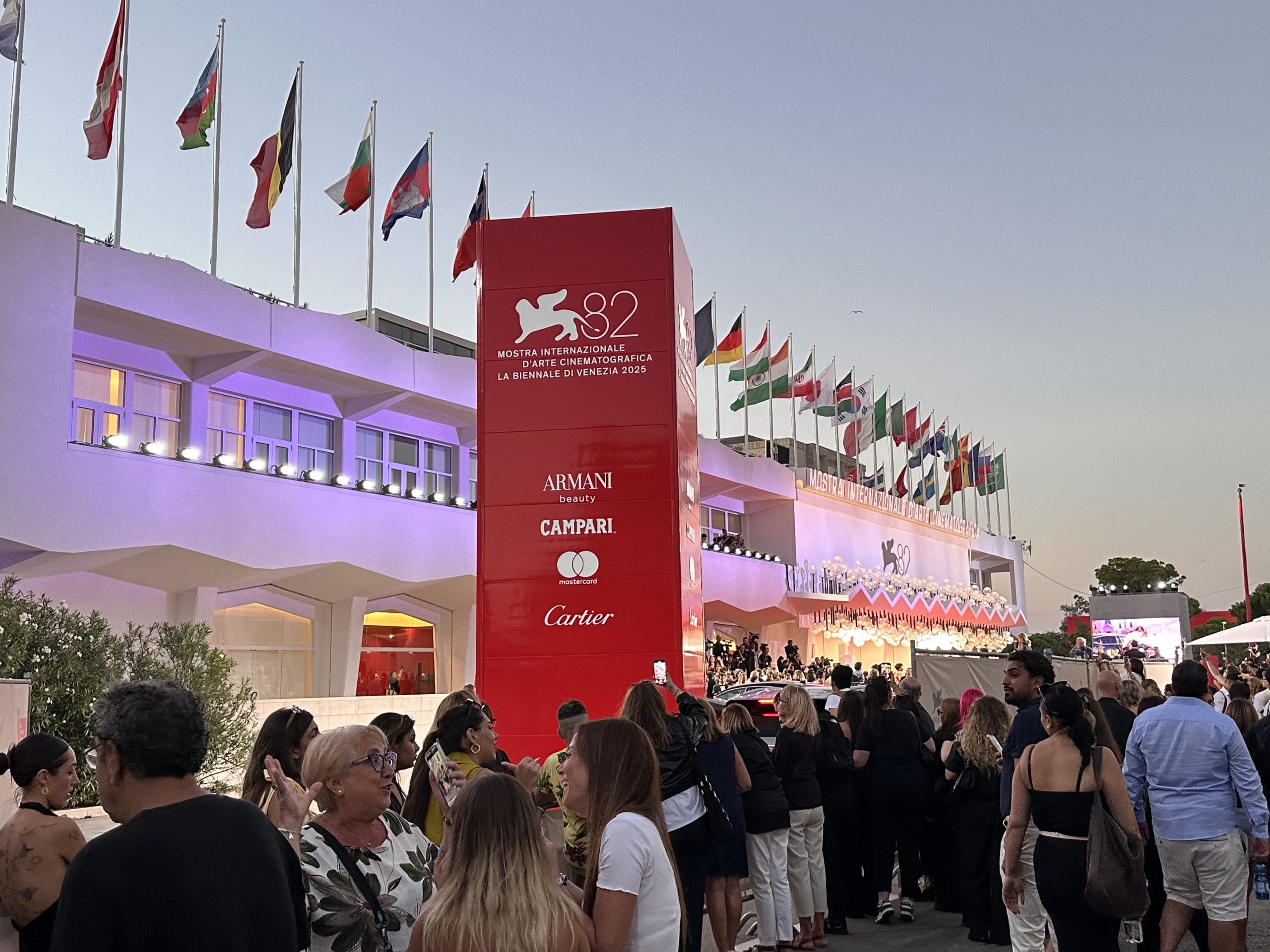 Venezia 82: standing ovation e 9 minuti di applausi per serie “Portobello”