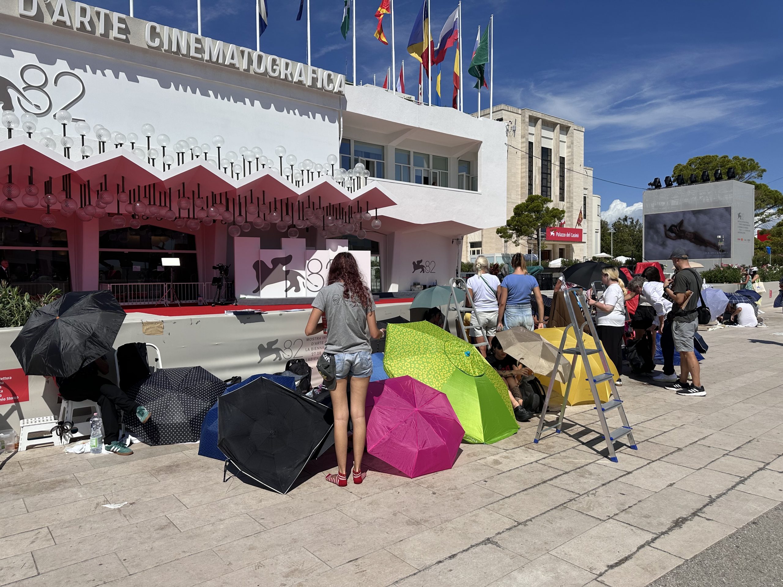 Mostra del Cinema di Venezia – L’attesa dei fan per un autografo o selfie