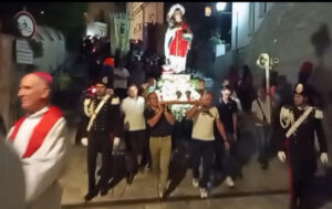 Pico – Palo dell’illuminazione cade su processione e sfiora fedeli