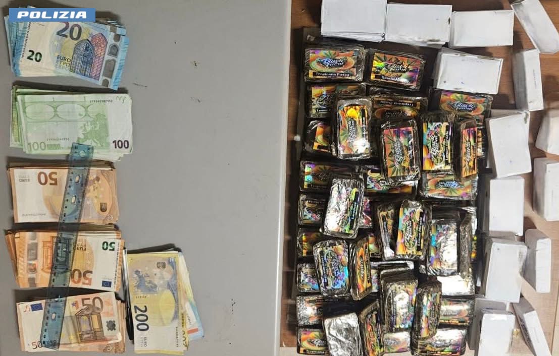 Capena – Droga “sotto ghiaccio” e 20.000 euro nel bracciolo dell’auto, arrestato sulla A1
