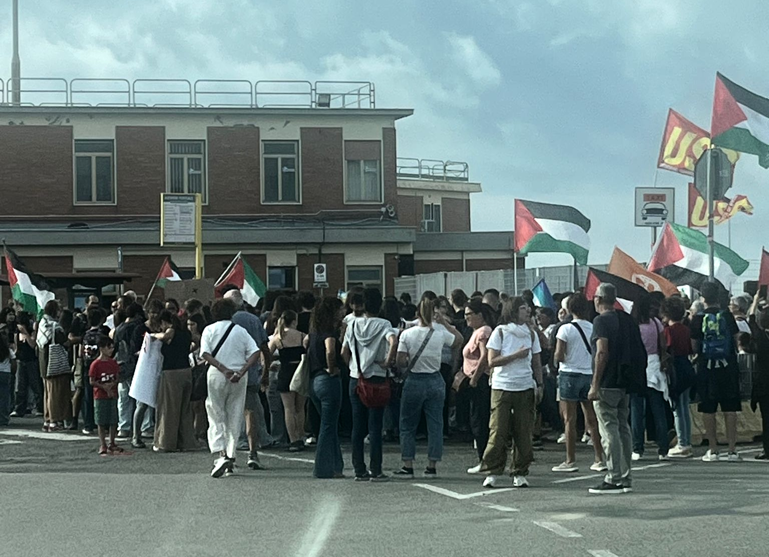 Civitavecchia – Circa 200 manifestanti al presidio pro Palestina a Molo Vespucci