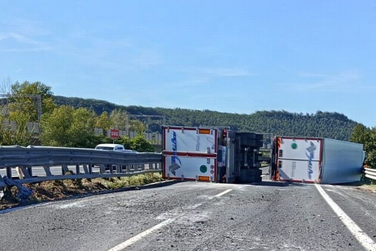 Autotreno si ribalta sull’A1, autostrada chiusa tra Orte e Attigliano