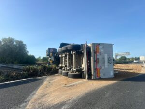 Civitavecchia – Paura sull’A12, camion perde il controllo e sfonda il guardrail (FOTO)