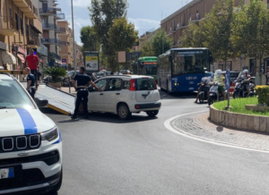 Civitavecchia – Lascia l’auto “parcheggiata” nella rotonda di viale Baccelli, traffico in tilt