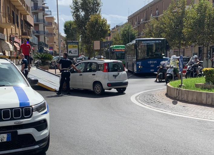 Civitavecchia – Lascia l’auto “parcheggiata” nella rotonda di viale Baccelli, traffico in tilt