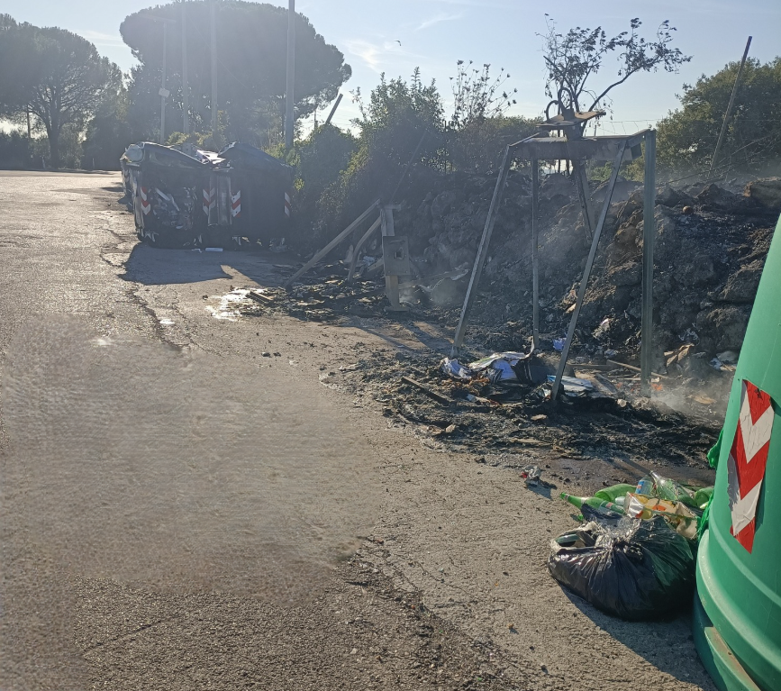 Viterbo – Monterazzano, distrutta dalle fiamme l’isola ecologica