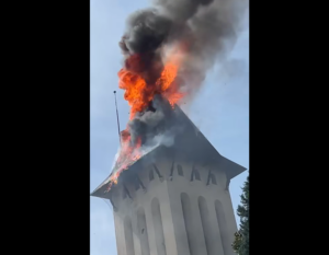 Rocca Priora – Fiamme distruggono il campanile della chiesa in restauro (VIDEO)