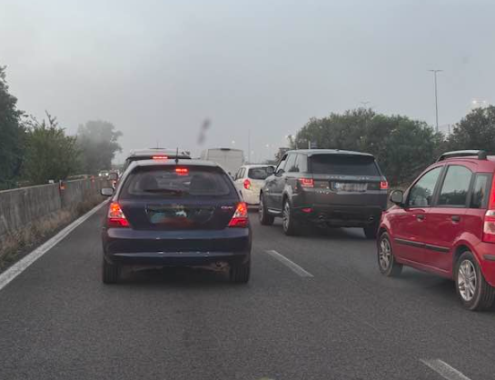 Incendio sulla Cassia, code e traffico in tilt