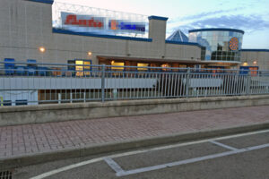 Viterbo – Ragazzini sfidano la morte arrampicandosi sul ponte all’Ipercoop e camminando su parapetto