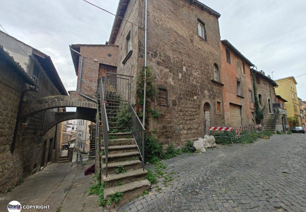 Viterbo – Palazzo diroccato in Via Bellavista, ci pensa il Comune: 16mila euro e lavori affidati alla ditta Fiorillo