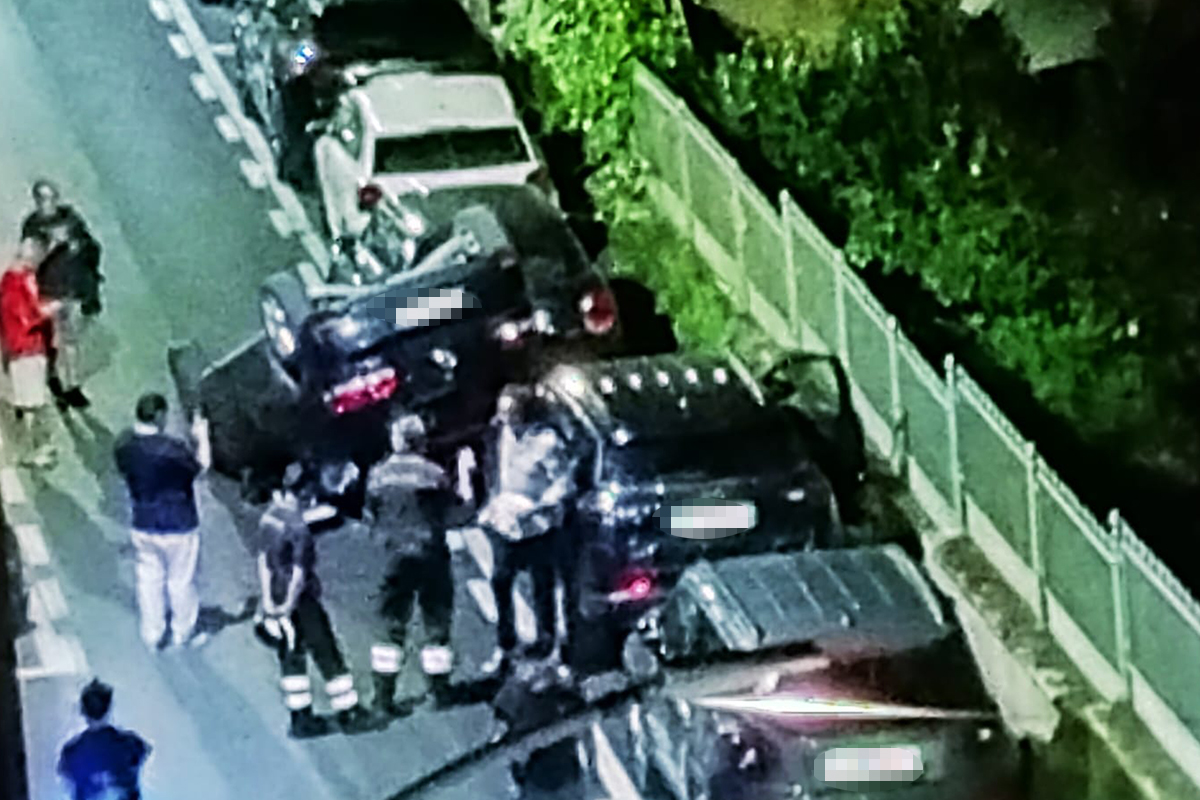 Viterbo – Paura in via Piave: auto si ribalta e colpisce le macchine in sosta