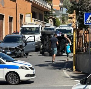 Viterbo – Frontale tra auto all’incrocio tra Via Sabotino e Grotticella, traffico in tilt (FOTO)