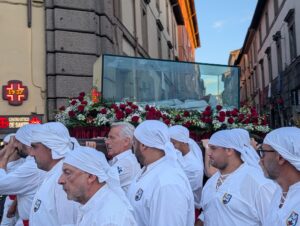 Viterbo – Santa Rosa ha sfilato tra le vie del centro: “Emozione unica, siamo davvero tutti d’un sentimento” (FOTO)
