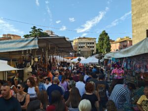 Viterbo – Fiera di Santa Rosa, la polizia locale ferma due abusivi e sequestra 500 capi di intimo
