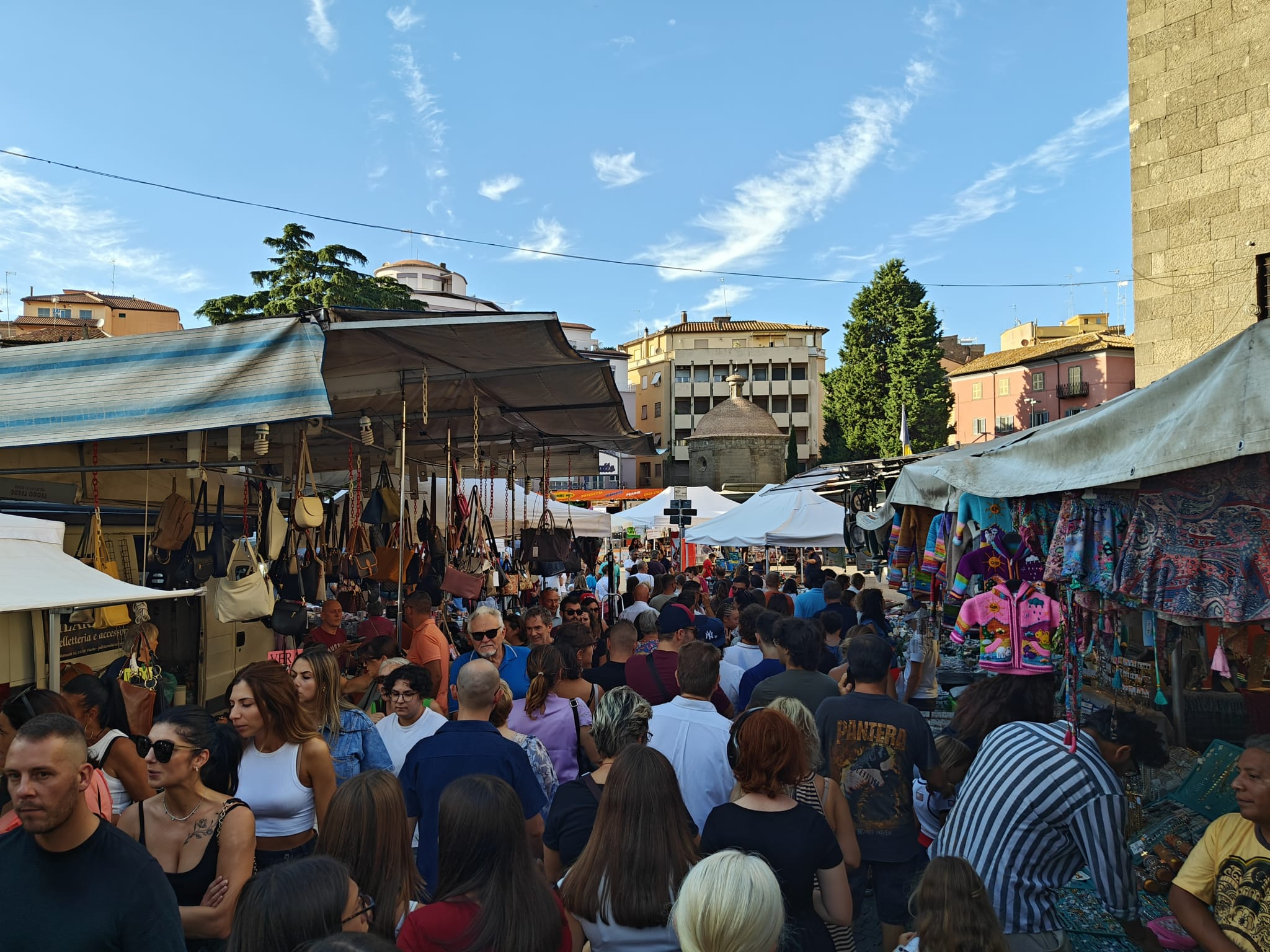 Viterbo – Fiera di Santa Rosa, la polizia locale ferma due abusivi e sequestra 500 capi di intimo