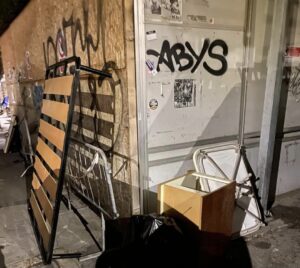 Civitavecchia – Ancora inciviltà e degrado: frigoriferi, letti e materassi gettati per strada